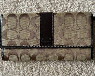 Coach wallet (to be authenticated)