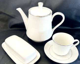 Crown Victoria "Lovelace" china set