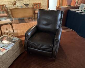 NICE LEATHER RECLINER 
