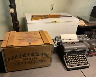 REPRO BOX.  VINTAGE TYPEWRITER 