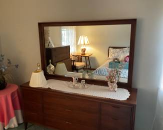 THE DRSSER.   WONDERFUL SET 