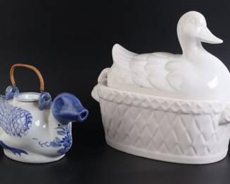 Lot 8133 Gourmet Himark Kitchen Duck Soup Tureen  Blue White Bird Tea Pot