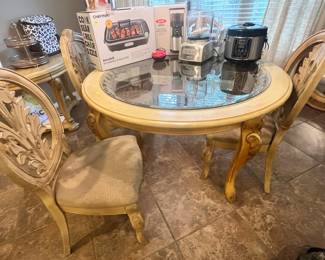 Beautiful round solid wood round table
54” in diameter 