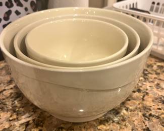 Nesting mixing bowls