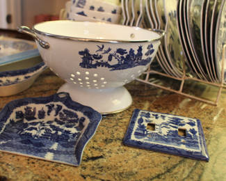 Blue Willow accessory pieces 