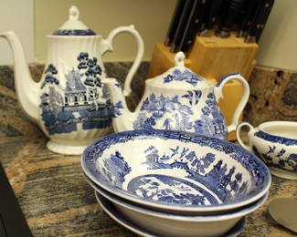 Johnson Brothers England, Blue Willow Dinnerware