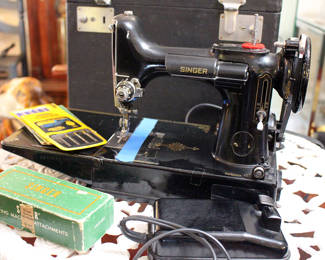 Singer Feather Weight machine with accessory’s 