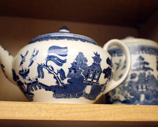 Blue willow teapot