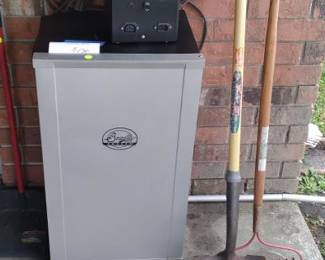 Nice smoker uses wood pellets