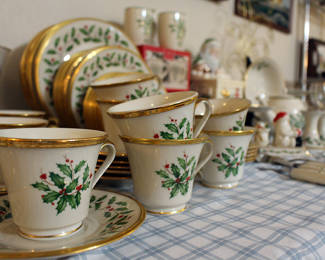 Lenox Christmas dinnerware set and accessories 