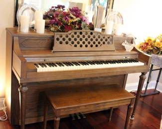Beautiful Spinet piano in beautiful shape