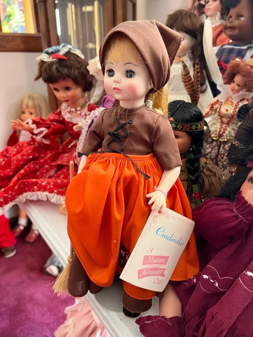 Caring Transitions Wentzville Estate Sale starts on 11/17/2023