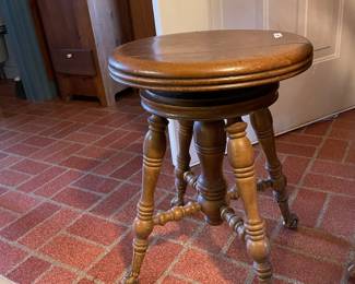 Piano stool   Old and top will not attach right 