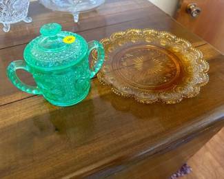 VINTAGE GREEN GLASS SUGAR BOWL AND AMBER GLASS PLATE