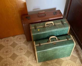 LOT OF SUITCASES / LUGGAGE
