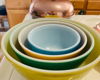 Vintage Pyrex Bowl Set
