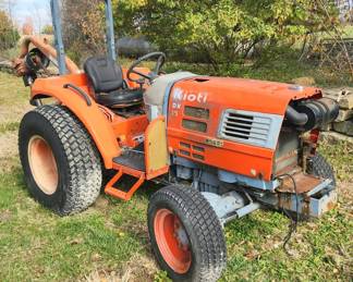 Kioti DK35 Tractor, 424 Hours