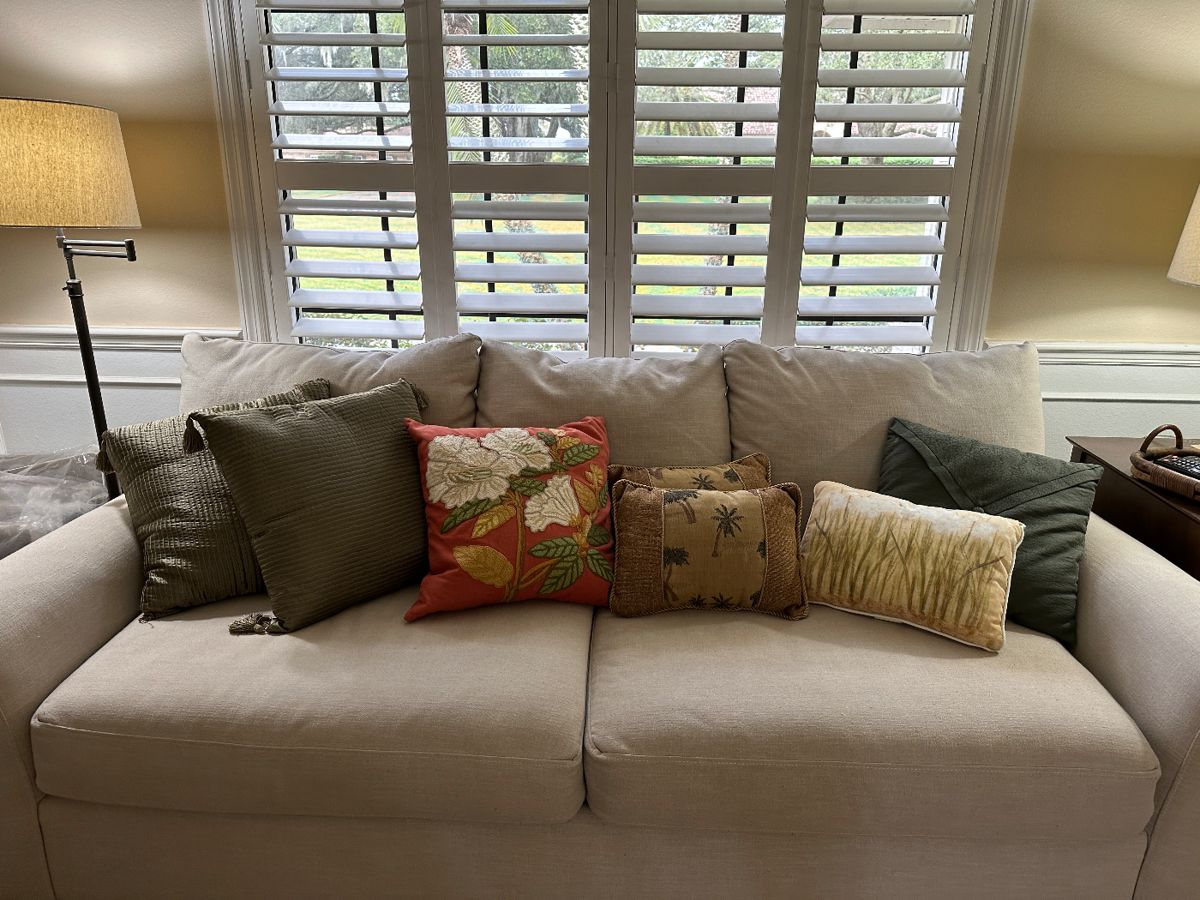 Estate sale with home decor and women’s clothing starts on 11/18/2023