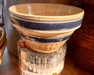 Sm. Vtg. Stoneware mixing bowl