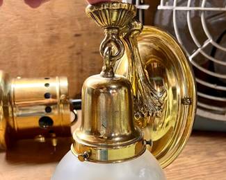 Stunning Vtg brass walll lamp with iridescent globe