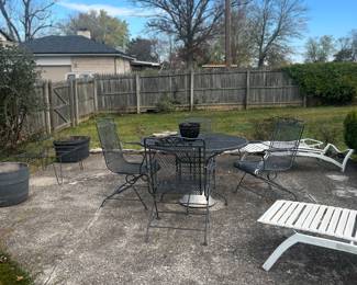 Chaise loung e
Chairs 