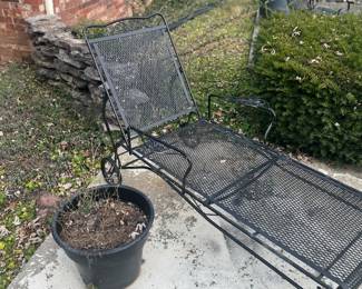 Chaise lounge wrought iron