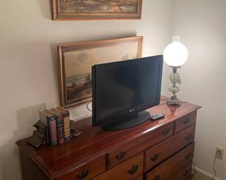 Cherry wood Kincaid dresser flat screen 32” the Thauer art 