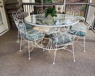 Beautiful vintage outdoor patio set with 6 chairs!