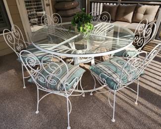 Beautiful vintage outdoor patio set with 6 chairs!  59" table diameter