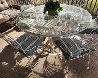 Beautiful vintage outdoor patio set with 6 chairs!          
  59" table diameter