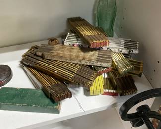 Folding measuring rulers 