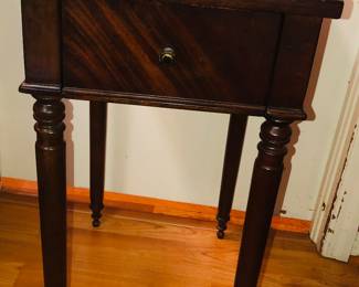 Hekman  Cordial Table 