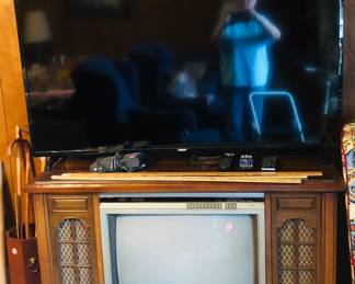 Phillips large screen tv. Works 
Vintage cabinet tv
