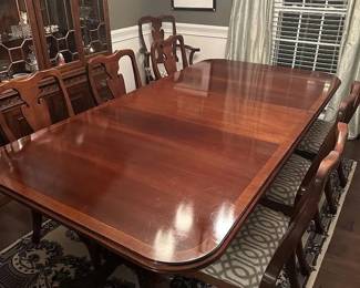 Gorgeous Dining Table and 8 Chairs