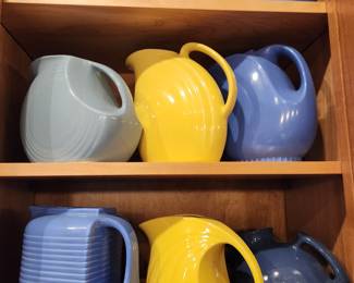 Extensive collection Vintage Pottery by Hulls, Hall, Fiesta and others. 