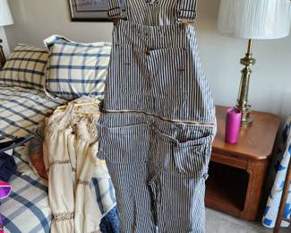 Here's definitely a 'collectible'! Love the pockets! Small Size. 