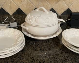 Soup tureen and bowl set
