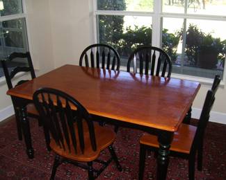 Nice Dining Table w/ 6 Chairs