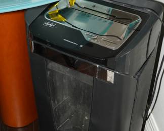 Staples SPLTXC22A shredder