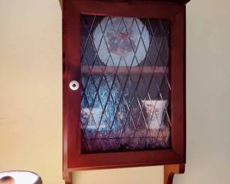 LOVELY SMALL VINTAGE WALL CABINET WITH LEADED GLASS