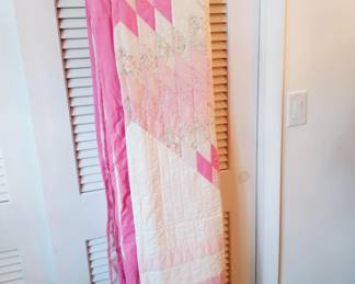 VINTAGE HAND STITCHED QUILT WALL HANGING -  PINKS & WHITE - STAR PATTERN (MUCH LARGER THAN A KING)