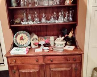 19TH CENTURY HUTCH, COLLECTIONS OF OL & VINEGAR GLASS WARE, COLLECTION GERMAN MUGS