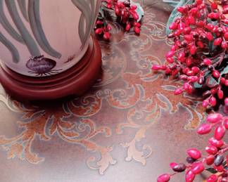 RAISED DESIGN TOP OF ROUND SIDE TABLE