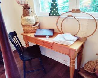 LOVE VINTAGE SIDE/ENTRY  TABLE