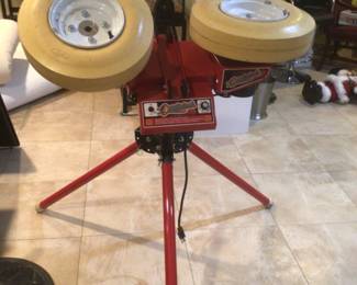 Quaterback First Pitch machine