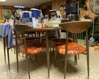 This mid-century table and chairs is SO cool