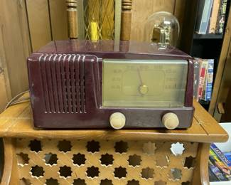 1950’s General Electric Bakelite Tube Radio." Working"