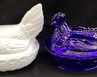 GLASS HENS ON A NEST, 7’’ L