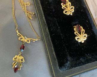 Simmons Gold Tone Costume Jewelry Set