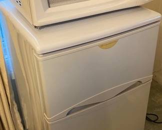 Small Frigadare Refridgerator Daewood Microwave